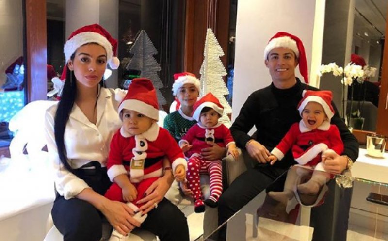 Fotbaliştii, lângă bradul de Crăciun. Cele mai frumoase urări pentru fani