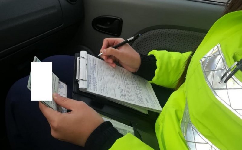 S-a urcat băut la volan deşi avea permisul suspendat, a lovit o altă maşină şi a bătut o femeie care filma incidentul