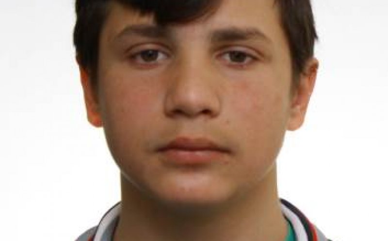 Dacă îl vedeţi pe acest tânăr, sunaţi imediat la 112!