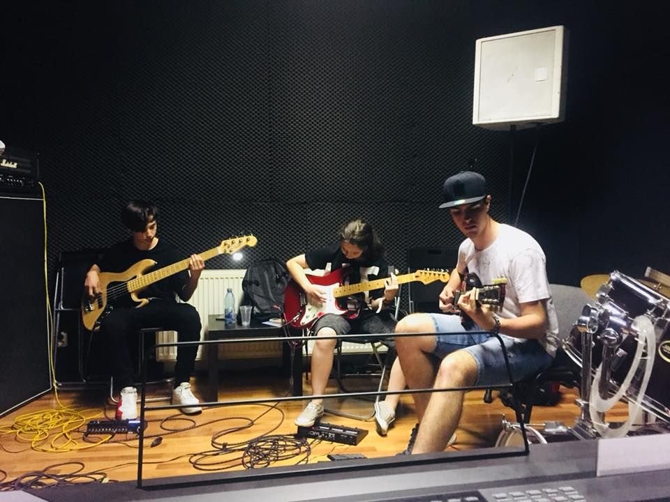 Școala de muzică Voltaj a creat 10 trupe la Cluj și București. Colindul cursanților