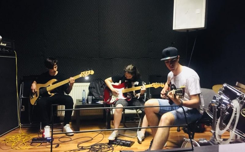 Școala de muzică Voltaj a creat 10 trupe la Cluj și București. Colindul cursanților
