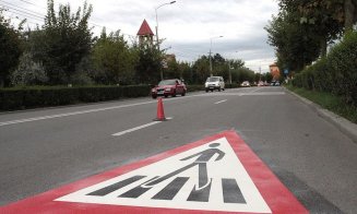 Un bărbat și copilul de 2 ani pe care îl purta în brațe, spulberați pe trecerea de pietoni de un clujean