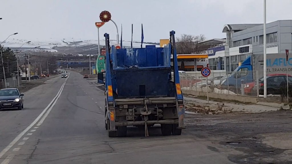 VIDEO. Mașină de (împrăștiat) gunoi, la Turda. Deșeurile colectate au fost luate de vânt și aruncate pe șosea