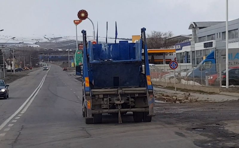 VIDEO. Mașină de (împrăștiat) gunoi, la Turda. Deșeurile colectate au fost luate de vânt și aruncate pe șosea
