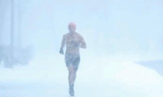 Un clujean  se pregăteşte pentru ultramaratonul de la Polul Nord alergând dezbrăcat prin oraş
