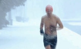Un clujean  se pregăteşte pentru ultramaratonul de la Polul Nord alergând dezbrăcat prin oraş