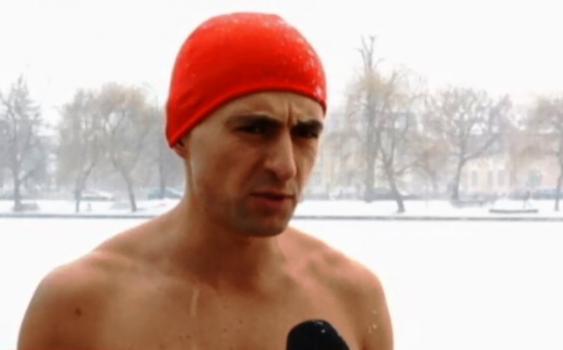 Un clujean  se pregăteşte pentru ultramaratonul de la Polul Nord alergând dezbrăcat prin oraş