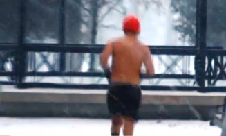 Un clujean  se pregăteşte pentru ultramaratonul de la Polul Nord alergând dezbrăcat prin oraş