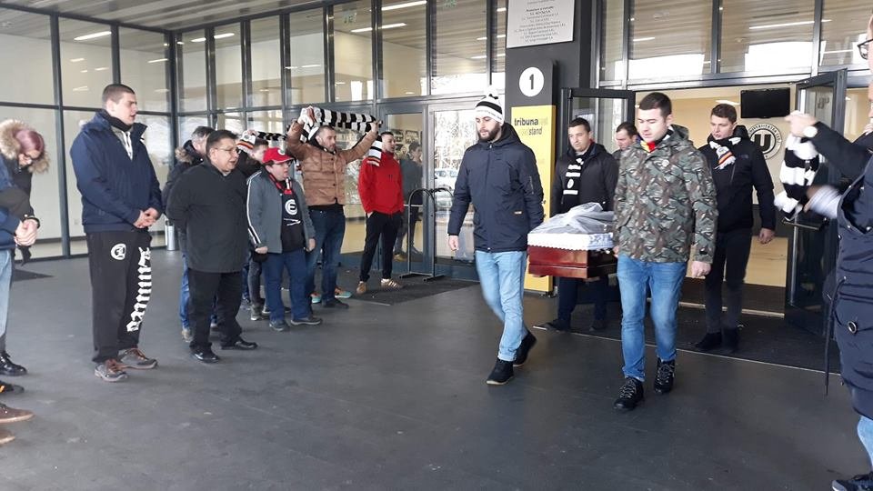 “Ultimul cavaler al fotbalului romantic”. Fanii "U" Cluj şi-au luat rămas bun de la Nicolae Szoboszlay