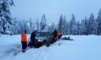 Încă o ambulanţă din Cluj împotmolită în nămeţi. Poliţia la faţa locului