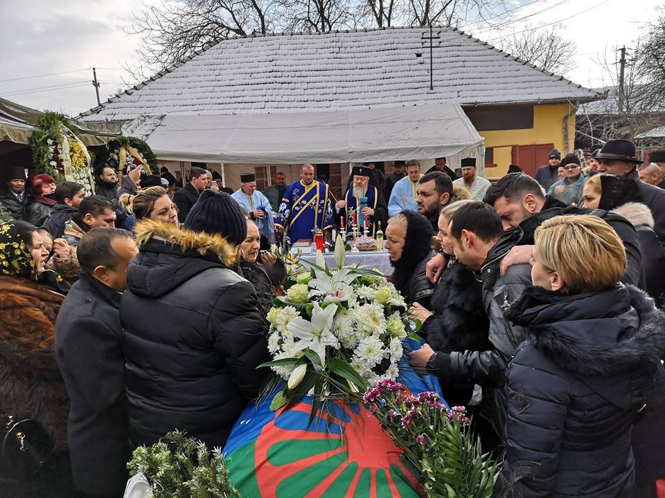 Confetti şi flori din partea premierului Dăncilă, la înmormântarea bulibaşei din Gilău. Slujba, oficiată de ÎPS Andreicuţ