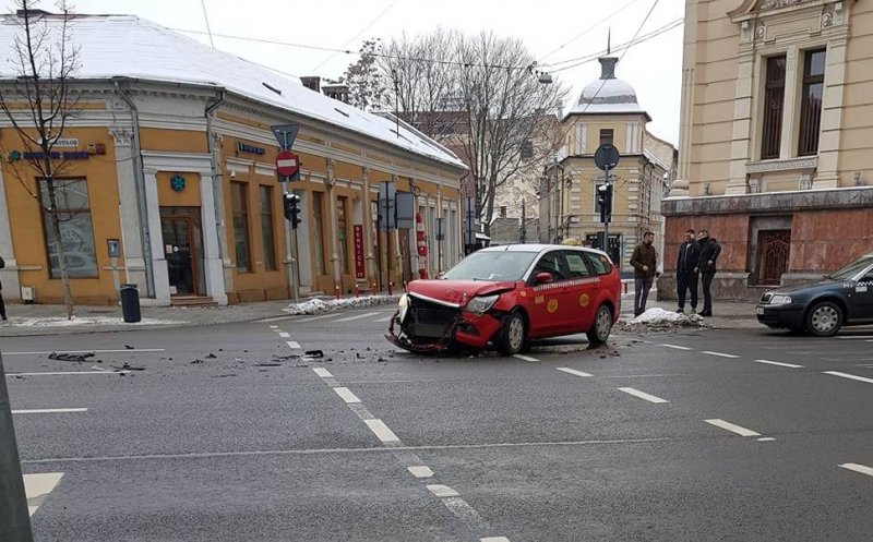 Accident de duminică în centrul Clujului: Taxi lovit în plin într-o intersecție semaforizată