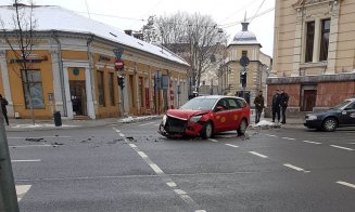 Accident de duminică în centrul Clujului: Taxi lovit în plin într-o intersecție semaforizată