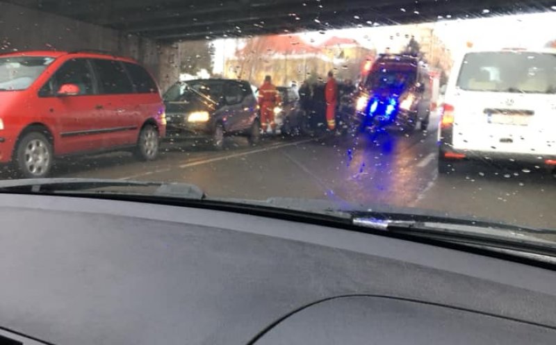 Ieşirea spre Floreşti, blocată! Accident cu patru maşini