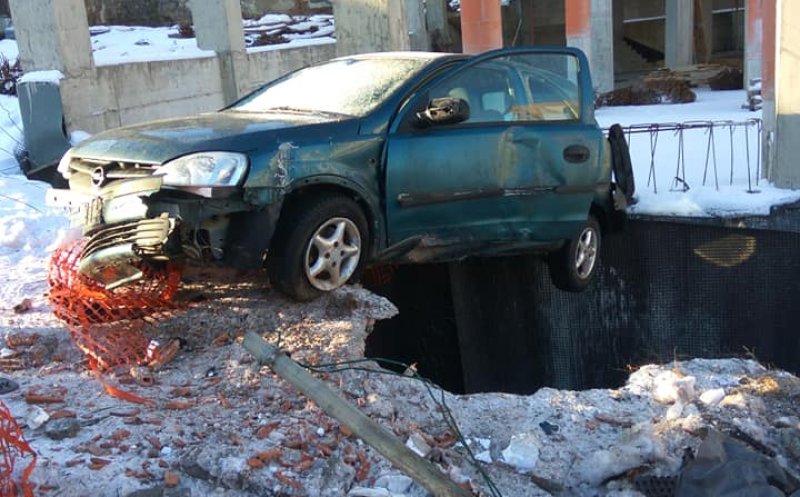 Şoferul care şi-a "parcat" maşina într-un şantier de pe Calea Turzii era băut