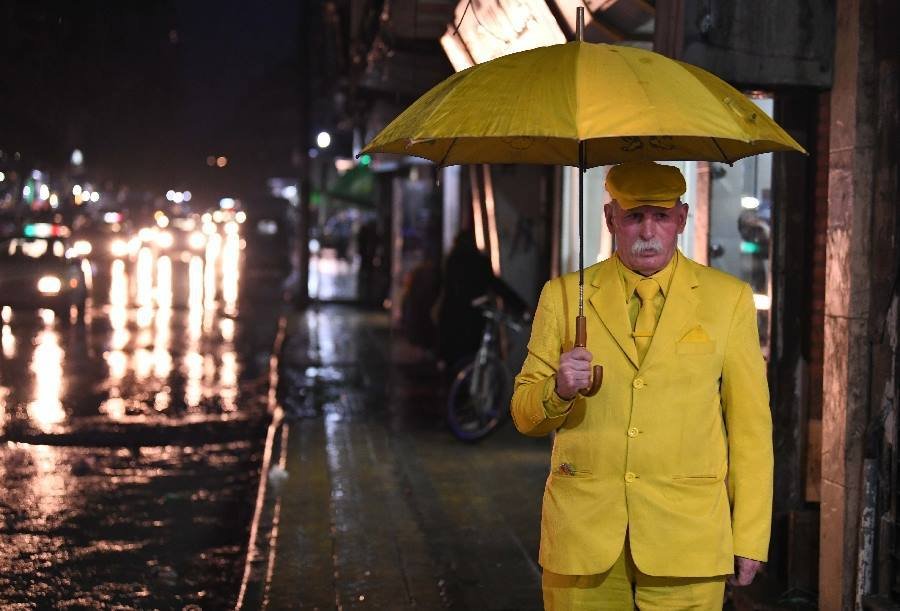 "Omul galben” din Aleppo. Povestea bărbatului care poartă aceeaşi culoare de 35 de ani