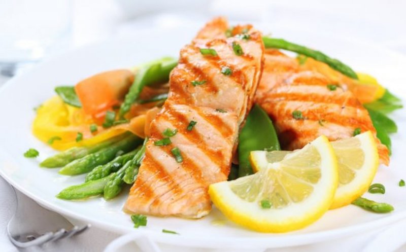 Dieta cu peşte "topeşte" kilogramele, dar e benefică pentru sănătate