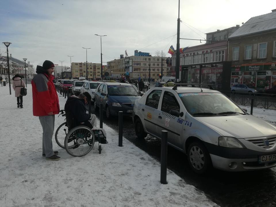 Bărbat în scaun cu rotile, umilit de taximetriști din gara Cluj-Napoca