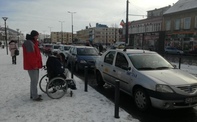 Bărbat în scaun cu rotile, umilit de taximetriști din gara Cluj-Napoca