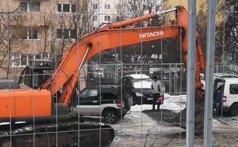 Buldozer, blocat de maşini parcate. Avea treabă la parkingul de pe Primăverii