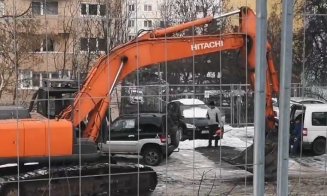 Buldozer, blocat de maşini parcate. Avea treabă la parkingul de pe Primăverii