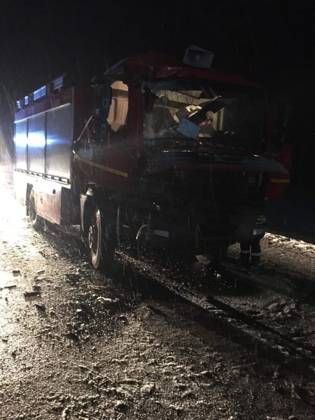 Accident între o mașină de pompieri și un TIR. Un pompier a fost descarcerat