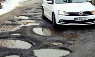 De fiecare dată când ies din casă trebuie să facă slalom prin noroi, printre sute de gropi