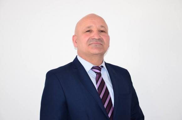 Primar din judeţul Cluj bătut de doi minori în curtea şcolii