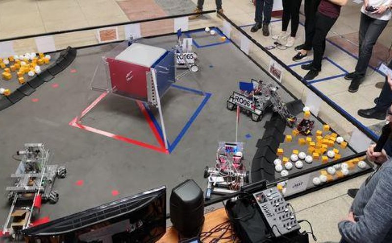 Zeci de roboţi construiţi de elevi au umplut un container cu minerale culese de pe o altă planetă la Cluj-Napoca