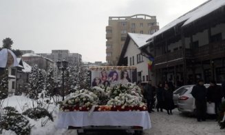 Sute de persoane la înmormântarea Gabrielei Rîpan, studenta moartă în accidentul din Cluj