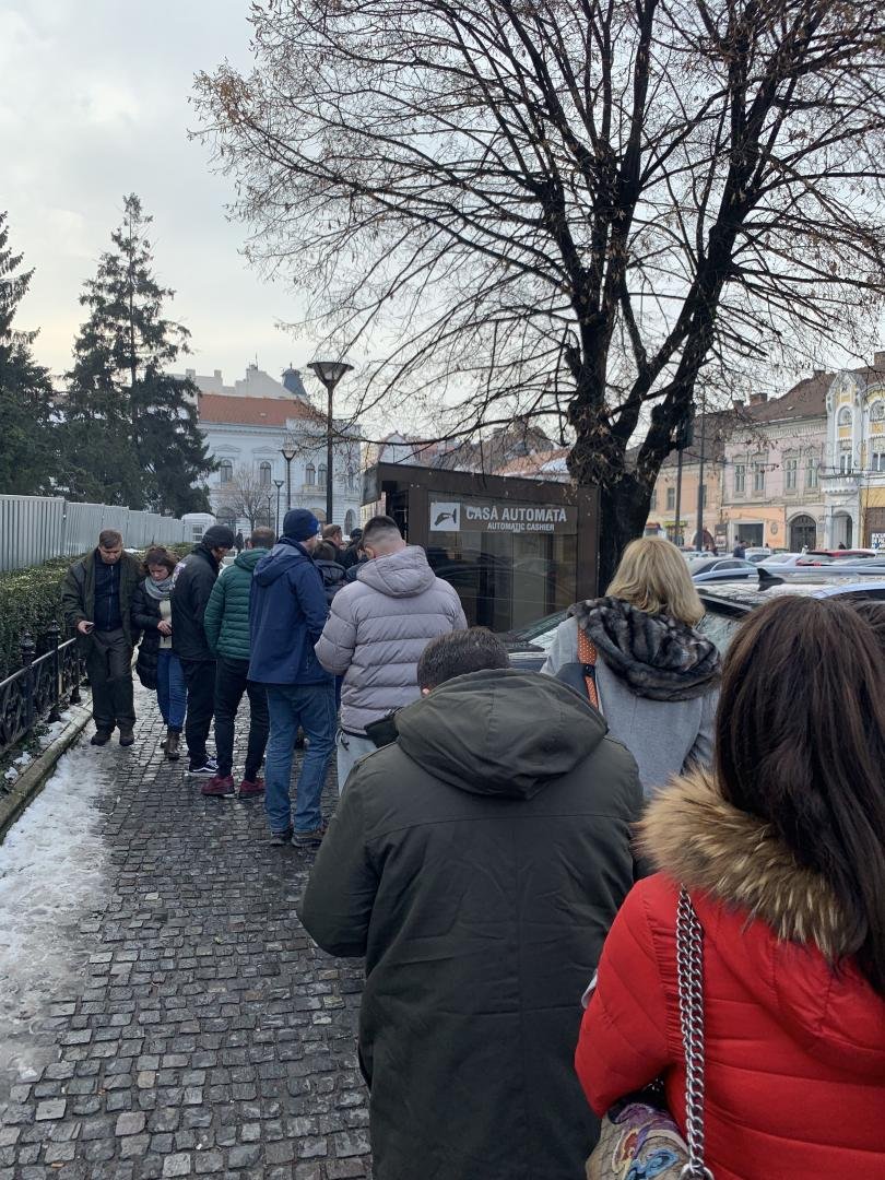 Când scăpăm de cozile la parcometrele din centrul Clujului: camere smart, aplicaţie şi card bancar