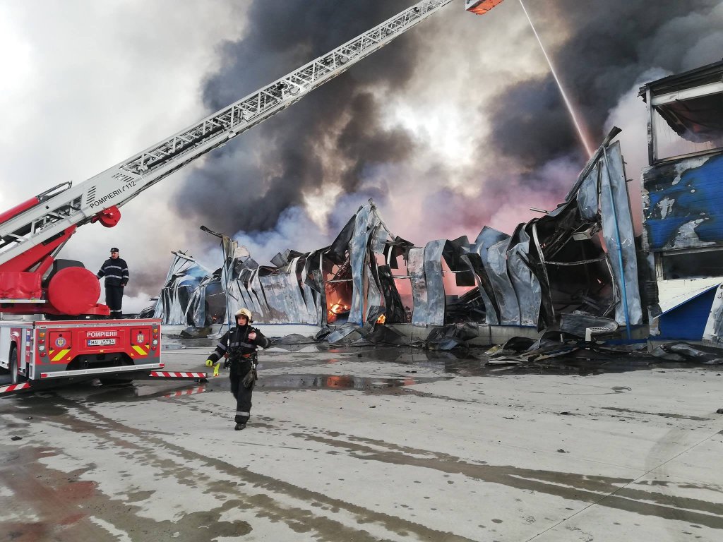 Operațiune amplă a pompierilor, la fabrica de condimente din Alba. S-au luptat cu flăcările peste 24 de ore