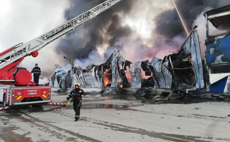 Operațiune amplă a pompierilor, la fabrica de condimente din Alba. S-au luptat cu flăcările peste 24 de ore