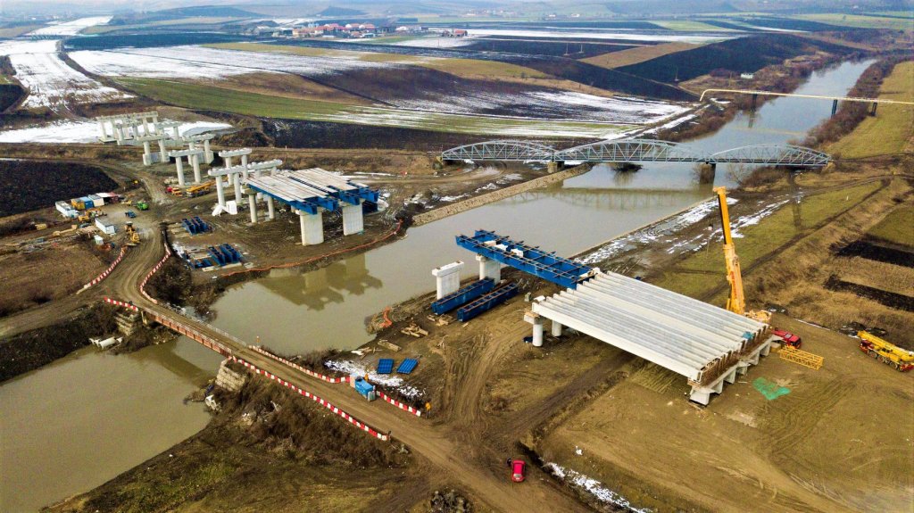 Imagini din dronă cu șantierul Autostrăzii Transilvania. "Cadrele aeriene arată progresul foarte slab"