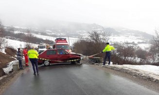 Accident cu doi răniţi în Bobâlna. Un pensionar a intrat cu maşina într-un cap de pod