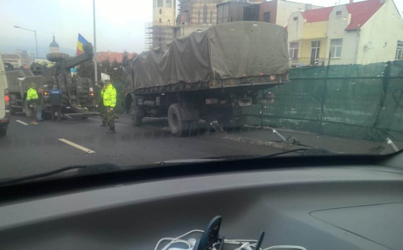 Un camion al Armatei a ajuns pe trotuar, pe Turzii. Noroc că a pus la pământ doar nişte sâlpişori