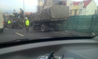 Un camion al Armatei a ajuns pe trotuar, pe Turzii. Noroc că a pus la pământ doar nişte sâlpişori