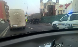 Un camion al Armatei a ajuns pe totuar, pe Turzii. Noroc că a pus la pământ doar nişte sâlpişori