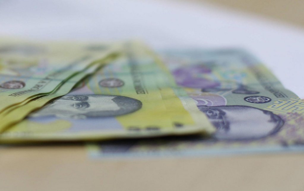 Una caldă şi una rece pentru leu: Scade euro, dar creşte dolarul