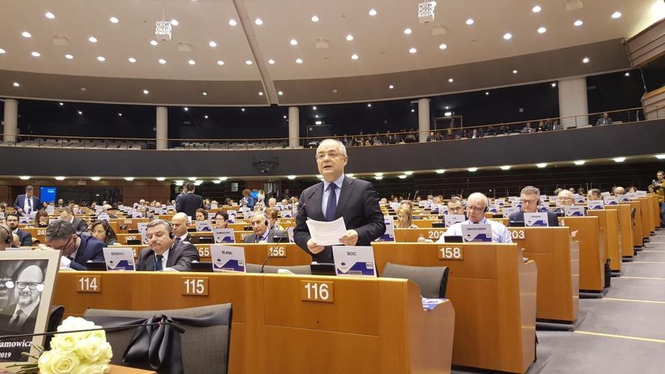 Boc cere mai mulţi bani de la Bruxelles pentru studenţii Erasmus şi artişti