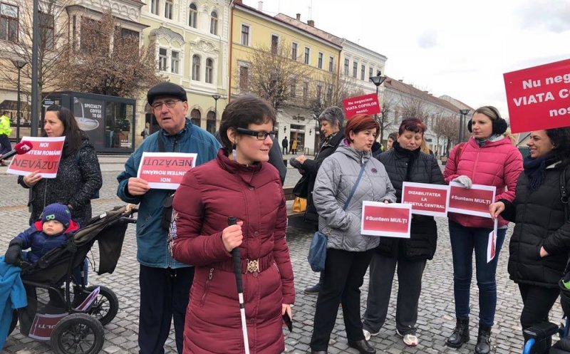 Protest al persoanelor cu dizabilităţi la Cluj: "Noi suntem românii nevăzuţi"