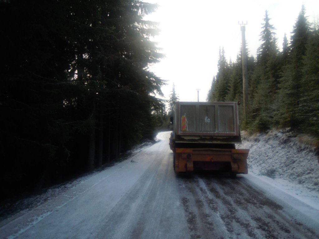 A revenit iarna la Cluj. Pe ce drumuri judeţene se intervine pentru înlăturarea zăpezii şi poleiului