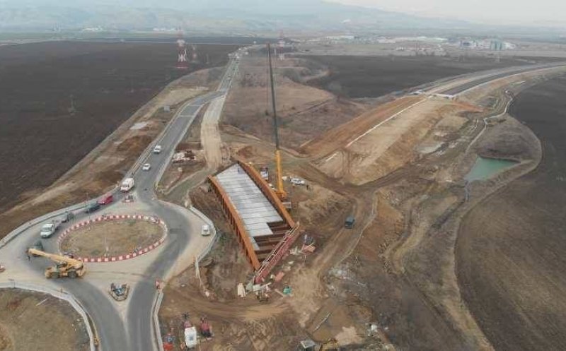 Autostrada Sebeș - Turda. Pe podul metalic de la sensul giratoriu se montează calea de rulare