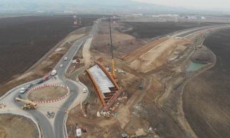 Autostrada Sebeș - Turda. Pe podul metalic de la sensul giratoriu se montează calea de rulare