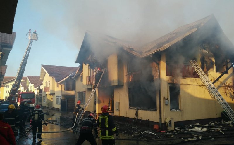 Casă în flăcări, în Floreşti. Incendiul, extins în vecini. Pompierii intervin cu cinci autospeciale
