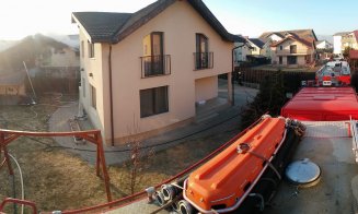 Casă în flăcări, în Floreşti. Incendiul, extins în vecini. Pompierii intervin cu cinci autospeciale