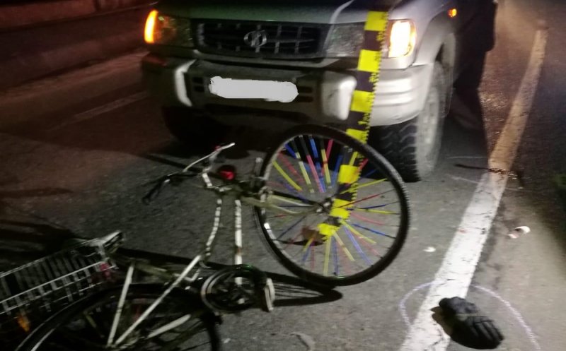 Accident în Dej. Un șofer s-a trezit cu un biciclist pe capotă
