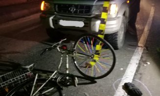 Accident în Dej. Un șofer s-a trezit cu un biciclist pe capotă