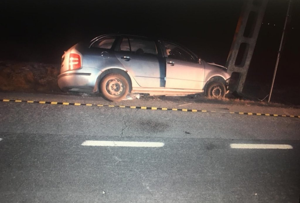 A băut şi a adormit la volan. Şoferul a rămas încarcerat. Două persoane la spital