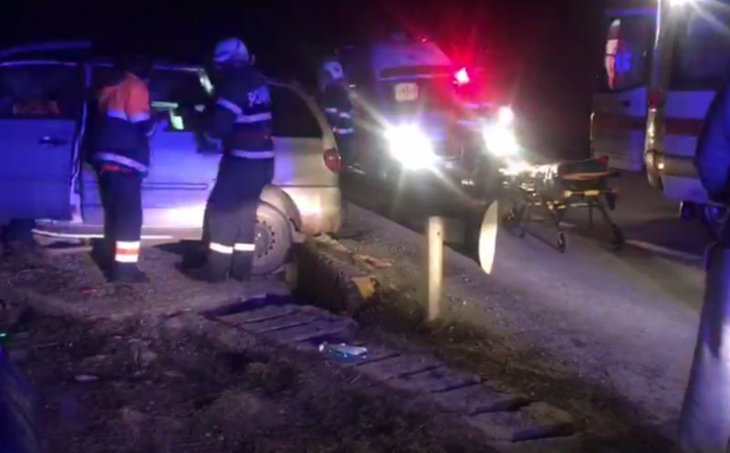 Maşină proiectată în şanţ şi apoi într-un cap de pod. Doi răniţi